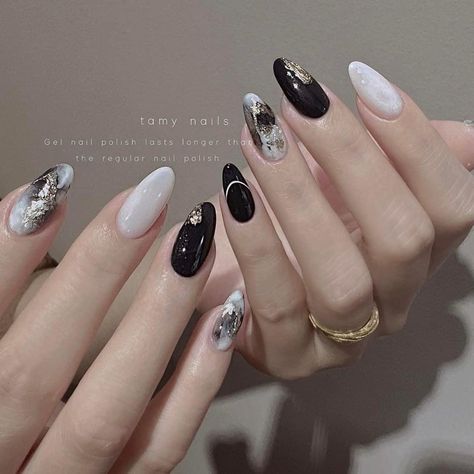 Nail Art Gothic Simple, Black Nail Art Elegant, Nail Art Kulit Hitam, Nail Art Hitam Aesthetic, Nail Model Dark, Nail Art Hitam Putih, Simple Nail Art Black, Dark Korean Nails, Desain Nail Art