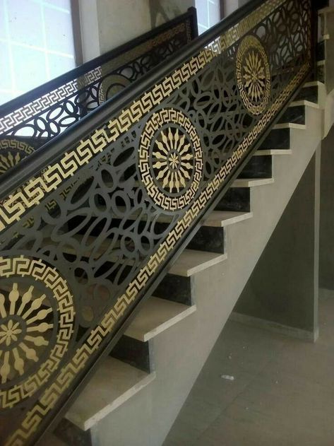 درابزين السلم, Steel Stair Railing, درج السلم, Home Gate Design, Staircase Railing, Staircase Railing Design, Handrail Design, Stairs Design Interior, Metal Doors Design