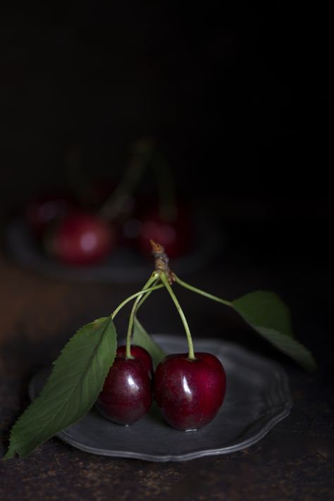 Cherry Photography, Black Cherries, Lunch Table, Low Light Photography, Best Food Photography, Life Drawing Reference, Object Photography, Beautiful Flowers Photos, Fruit Photography