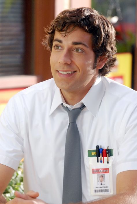 Chuck - Season 1 Episode 7 Still Chuck Season 1, Chuck Bartowski, Zachary Levi, A Haircut, Geek Girls, Handsome Actors, Interesting Faces, Man Crush, Celebrity Crush