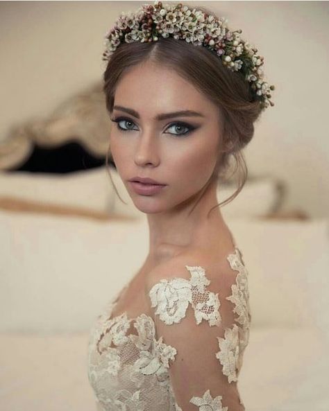 #wedding #weddinginspo #inspo #bridetobe #bride #flowers #hair #beauty Winter Wedding Trends, Gloria Steinem, Flowers In Her Hair, Wedding Day Makeup, Wedding Makeup Looks, Braut Make-up, Bride Flowers, Bride Makeup, Bridal Hair And Makeup