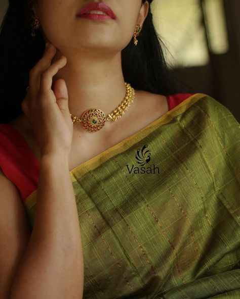 Cluster Pearls Necklace With Kemp Pendant ~ South India Jewels Neckpiece For Saree, Pearl Necklace With Saree, Thusi Necklace Gold, Addigai Necklace Gold, Kemp Jewellery, Choker Gold Necklace, Pendants Gold, Pearls Necklace, Temple Jewelry Necklace