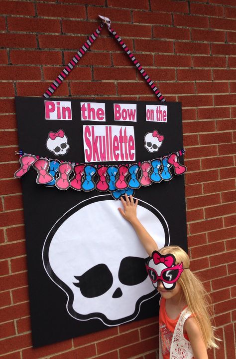 Pin the Bow on the Skullette game for Monster High Party Party Games Kids, Monster High Halloween, Monster High Birthday Party, Girl Bday Party, Monster High Party, Monster Birthday Parties, Birthday Ideas For Her, Catty Noir, Games Kids