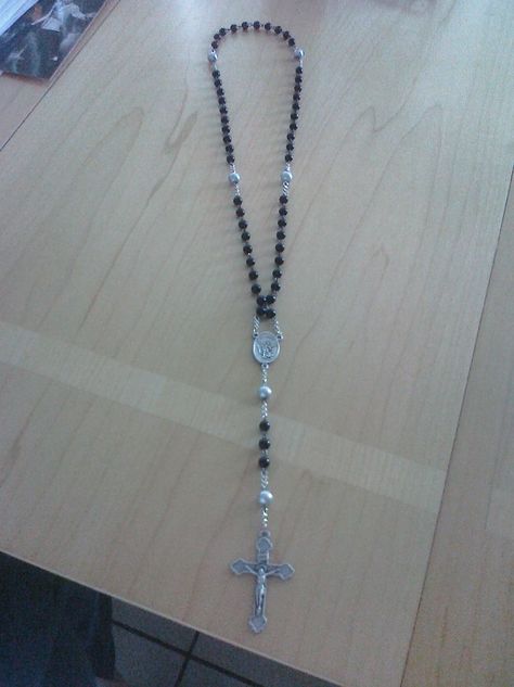 Homemade Rosary Diy, Beaded Rosary Diy, Rosary Making Ideas, Diy Catholic Gifts, How To Make A Rosary, Diy Rosary Beads, Diy Rosary Necklace, Make A Rosary, Diy Rosary