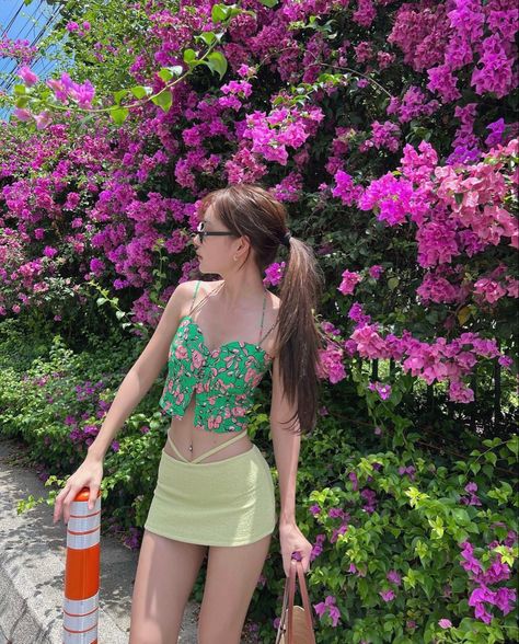 Bali Summer Outfits, Princess Inspired Outfits, Hot Skirts, Summer Poses, Summer Picture Poses, Carpet Looks, Summer Beach Outfit, Girlie Style, Streetwear Fashion Women