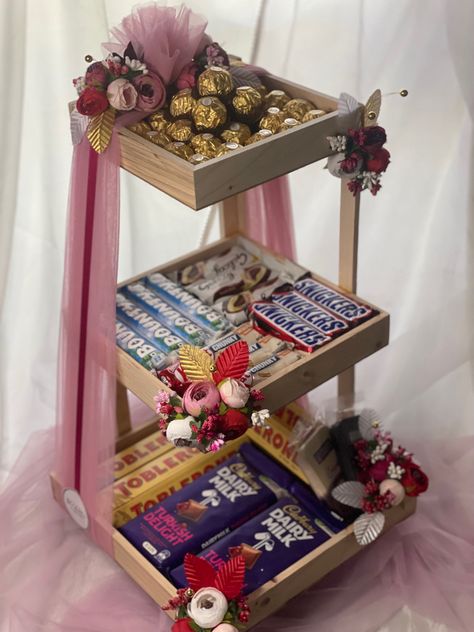 #irshaartistry #chocolatetower #chocolatepackaging Engagement Hamper Packing Ideas, Engagement Marawa Ideas, Marawa Packing Ideas, Hantaran Chocolate, Chocolate Packing Ideas, Chocolate Hamper Ideas Gifts, Engagement Hamper Ideas, Chocolate Decoration Ideas, Engagement Hamper