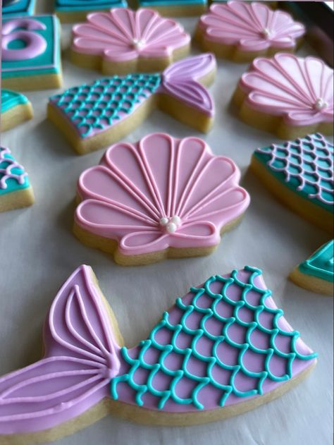 Mermaid Icing Cookies, Mermaid Cookies Decorated Easy, Mermaid Iced Cookies, Sea Shell Cookies Decorated, Mermaid Theme Cookies Decorated, Mermaid Birthday Party Cookies, Mermaid Birthday Party Treats, Mermaid Birthday Cookies Decorated, Seashell Sugar Cookies