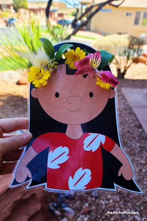 Great toddler and kid activity making Hawaiian haku leis for Disney princess Moana and Lilo (from Lilo and Stitch). Download the free print and take the kids on a nature walk to collect flowers and leaves. Hole punch Moana and Lilo's crown and add flowers and leaves for a beautiful haku. Fun, easy, DIY activity they will love! All our prints are free at www.thealohahut.com #disneyprincess #Moana #LiloandStitch #preschoolactivities #freeprintables #toddleractivities #hakuLei Moana Arts And Crafts For Kids, Aloha Crafts For Kids, Hawaiian Activities For Kids, Lilo And Stitch Diy, Aloha Activities For Kids, Aloha Summer Crafts For Kids, Lilo And Stitch Flower, ليلو وستيتش, Disney Activities