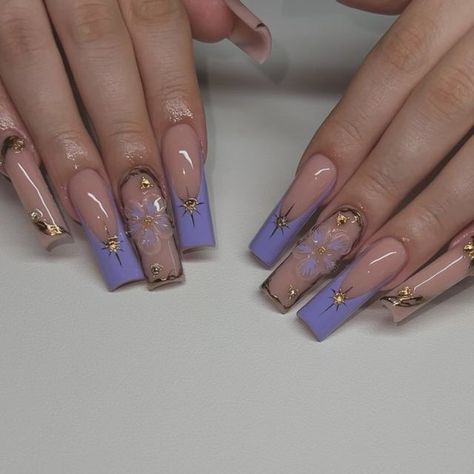 Jacqueline Garcia on Instagram: "freestyles are my favorite!! 💜🌟  I’ve been wanting to incorporate a new color with gold & this purple was so perfect 💟  #3dflowernails #3dnails #3dnailart #flowernails #freestylenails #xlnails #purplenails #goldnails #chromenails #blingnails #longnails #acrylicnails #frenchtipnails #squarenails #nudenails #arizonanails #phxnailtech" Lavender Nails With Design Square, Purple Flower Nails Acrylic, Purple And Gold French Tip Nails, Purple With Gold Nails, Light Purple And Gold Nails, Purple And Brown Nails, Libra Nail Art, Purple And Gold Nails Acrylic, Dark Purple And Gold Nails