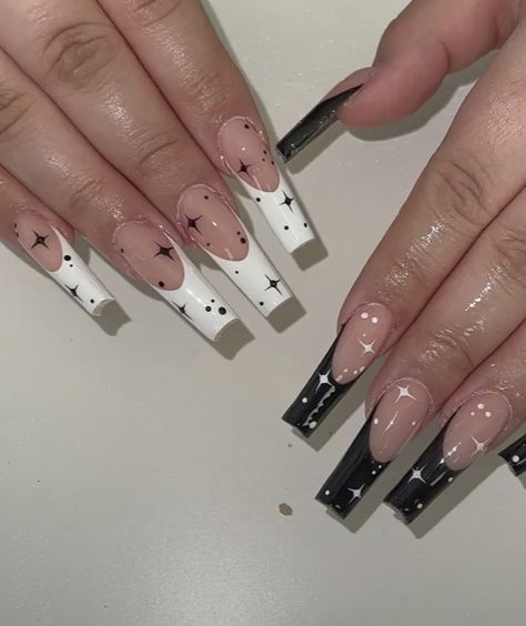 One Black One White Nails, One Hand Black One Hand White Nail Ideas, Black And White 90s Nails, Grunge French Tip Nails, Emo Baddie Nails, Black And White Almond Nails Design, Nail Inspo Beginner, Baddie French Tip Acrylic Nails, Simple Nail Art Black