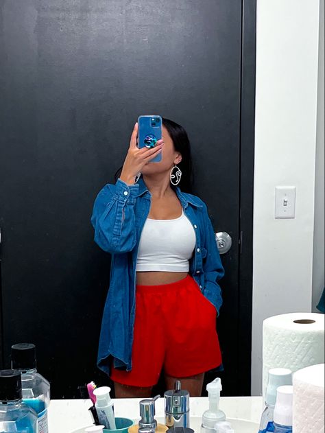 Red Shorts Outfit Ideas, Red Summer Outfit Aesthetic, Red Shorts Outfit Aesthetic, Red Shorts Outfits Women, Red Shorts Outfit Summer, Spring College Outfits, Red Outfit Summer, Trips Outfits, Blue And Red Outfit