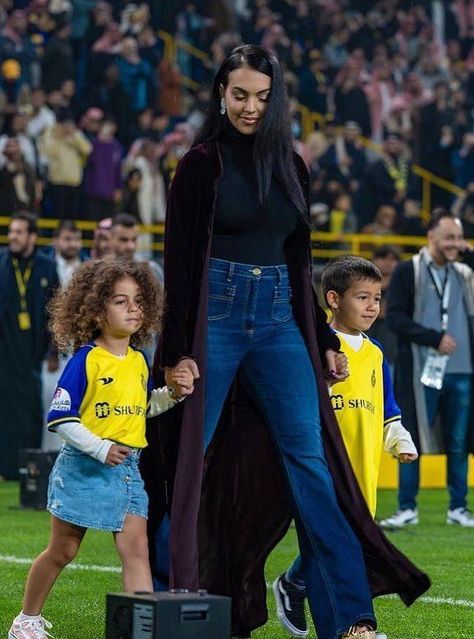 Soccer Mom Outfit, Georgina Rodriguez, Cr7 Jr, Football Wags, Mom Outfit, Mode Abaya, Cute Outfits For School, كريستيانو رونالدو, Soccer Mom