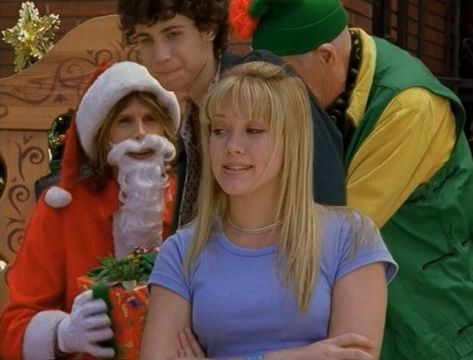 When she learned that Santa was really just Steven Tyler. | Community Post: The 22 Most Memorable Things That Happened To Lizzie McGuire Gilmore Girls Netflix, Phil Of The Future, Cold December, Old Disney Movies, Lizzie Mcguire Movie, Gilmore Girls Fan, Christmas Episodes, Kristin Davis, Hillary Duff