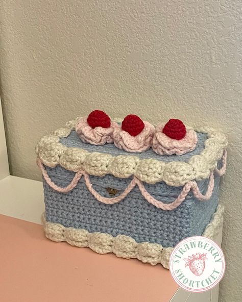 Blue , pink, crochet, cake, handmade, inspo, frosting, aesthetic, ideas, crochet ideas, room decor, storage Crochet Gift Box Pattern, Small Crochet Box Pattern, Crochet Cake Free Pattern, Crochet Cake Box Free Pattern, Crocheted Cake, Cake Box Crochet, Birthday Cake Crochet, Heart Cake Box Crochet, Crochet Birthday Cake