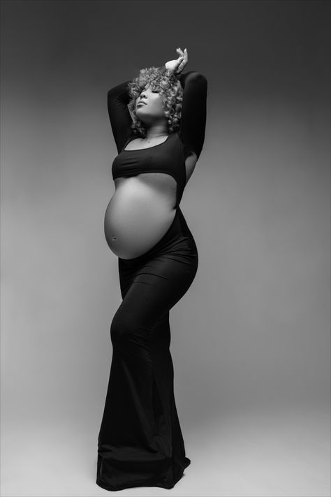 Maternity session in black in white with black couple. Maternity Photography Black Couples, Maternity Session Ideas, Editorial Maternity, Black And White Maternity, Maternity Photography Poses Outdoors, Maternity Photography Poses Couple, Black And White Couples, Maternity Photography Couples, Family Maternity Photos