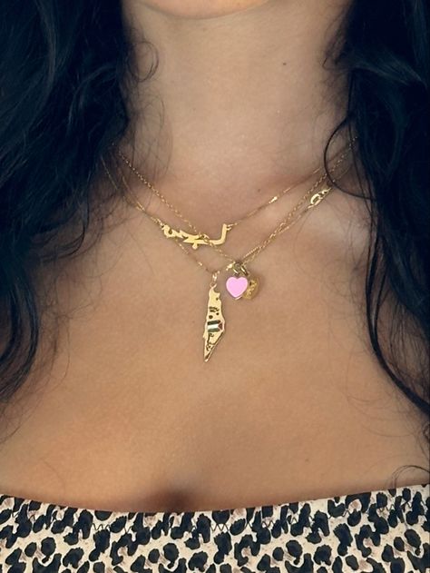 Arabic gold name plate Arabic Gold Necklace Designs, Arab Necklace, Middle Eastern Gold, Arab Jewelry, Gold Name Plate, Arabic Name Necklace, Arabic Necklace, Pretty Accessories, Plate Necklace