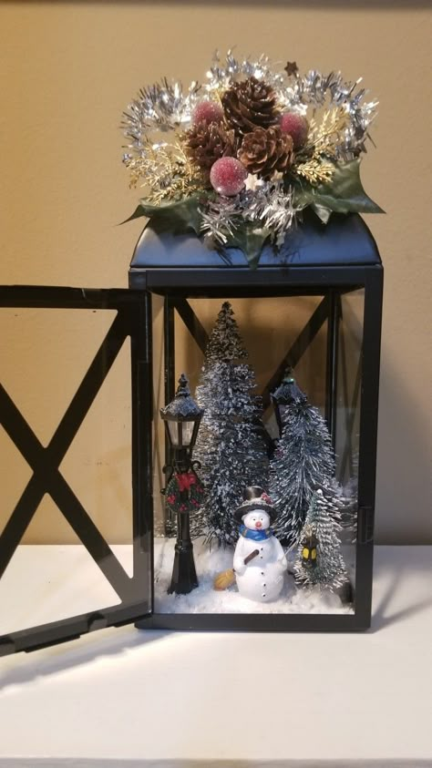 Christmas Scene In Lantern, Snowman Lantern Ideas, Xmas Lanterns Ideas, Easy Holiday Decorations, Lantern Christmas Decor, Flocked Christmas Trees Decorated, Holiday Lanterns, Minimalist Christmas Tree, Lantern Christmas