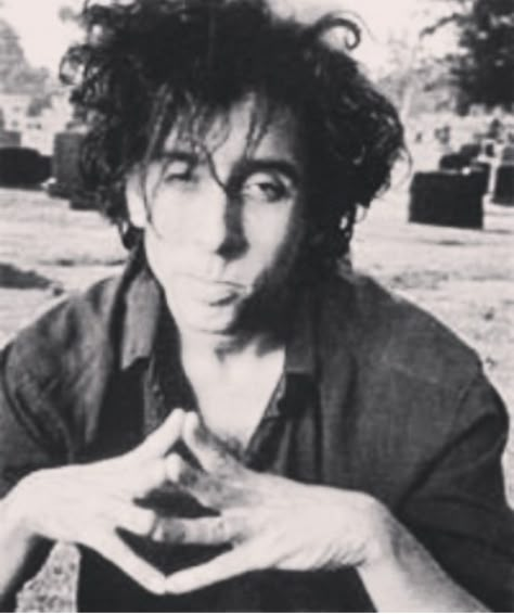 Tim Burton Tim Burton Photo, Tim Burton Young Pictures, Tim Burton Pictures, Tim Burton 90s, Young Tim Burton, Tim Burton Pfp, Tim Burton Core, Directed By Tim Burton, Tim Burton Aesthetic