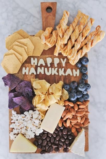 Holiday Party Apps, Hanukkah Party Food, Hanukkah Party Ideas, Hanukah Appetizers, Cookie Mix Jar, Hanukkah Table Setting, Hanukkah Diy, Hanukkah Traditions, Holiday Cheese Boards