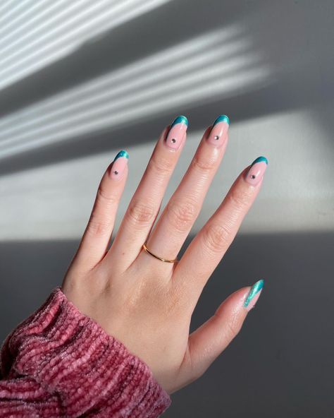 r i n i (she/her) on Instagram: “My type of glam for the new year ✨💚💎 the green shift is more present in person but in photos I captured more blue. The fourth pic is most…” Matcha Nail, Fan Nails, Gel Manicure At Home, Mini Macaron, Azul Serenity, Hand Mask, Jasmine Green Tea, Nail Decor, Mint Chocolate Chip