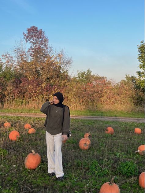 Apple Orchard Fall, Pumpkin Patch Pictures, Patch Outfit, Pumpkin Patch Outfit, Autumn Fits, Apple Orchard, Shoot Ideas, Pumpkin Patch, Photo Shoot