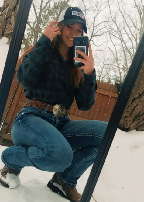 Tomboy Western Outfit, Country Lesbian Style, Tomboy Cowgirl Outfit, Tomboy Country Outfits, Brunette Country Girl, Country Grunge Outfits, Cute Country Outfits For School, Country Girl Look, Cute Western Outfits