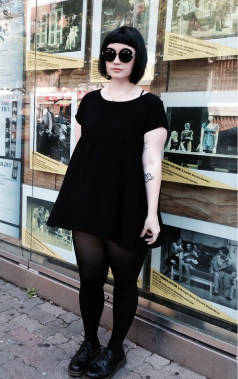 stupid pics like these make me want to cut my hair and get bangs again. Goth Casual Outfits, Chubby Goth Outfit, Minimal Goth, Goth Casual, Plus Size Goth, Gothic Mode, Corporate Goth, Casual Goth, Goth Outfit