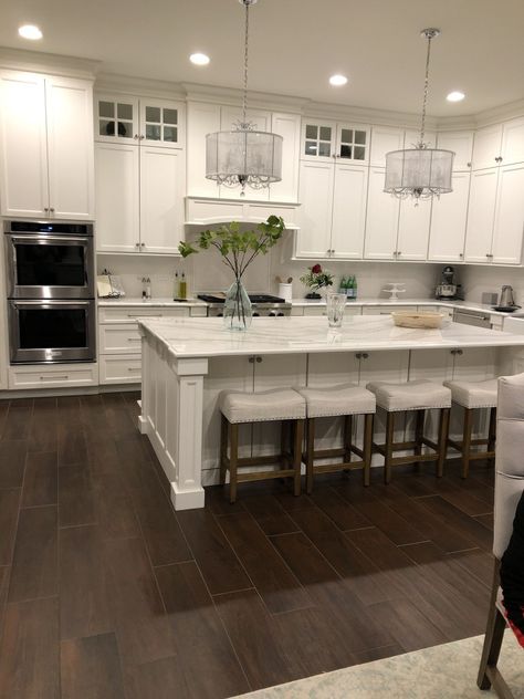 55 Simple Kitchen Design Ideas That You Can Try In Your Home - Matchness.com Condo Kitchen Remodel, Kitchen Remodel Plans, Florida Decor, White Kitchen Remodeling, Kabinet Dapur, Condo Kitchen, Kitchen Cabinet Remodel, Kitchen Cabinets Makeover, Classic Kitchen