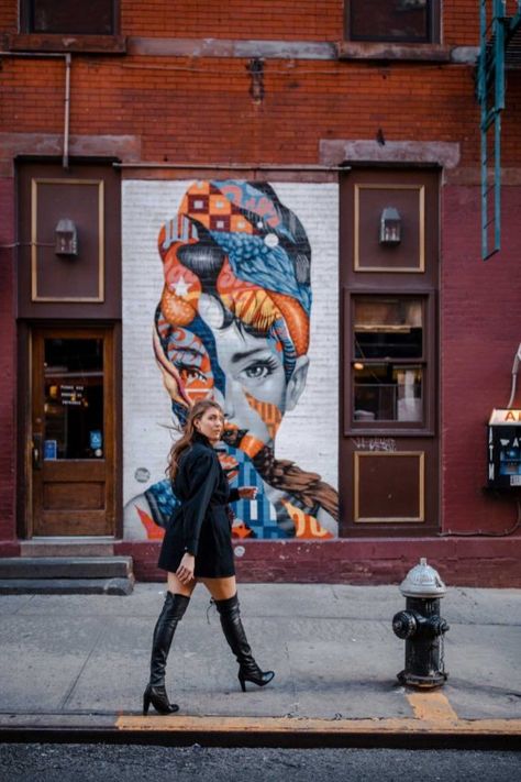 Best Soho NYC Instagram Spots: 10 Photo Worthy Spots You Can't Miss | NYC Photography ideas Nyc Photoshoot Ideas, Nyc Shoot, New York Photoshoot, Nyc Pics, Soho Ny, Nyc Photoshoot, Building Photo, Houston Street, City Shoot