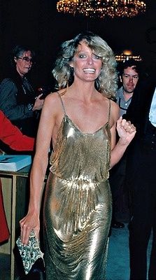 Farrah Fawcett 1978 Oscars red carpet in "disco chic" slip dress...gold metallic dress..so in love with this Farrah Fawcett Style, Studio 54 Fashion, 70s Mode, Lame Dress, Disco Glam, Metallic Gold Dress, Disco Fashion, Seventies Fashion, 70s Disco