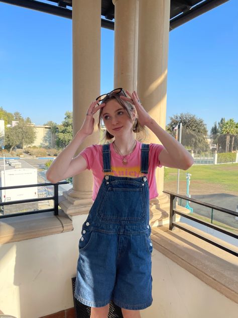 Canvas Overalls Outfit, Summer Outfits Overalls, Short Jumper Outfit, Jumper Shorts Outfit, Overalls Styling, Salopette Outfit, 90s Summer Outfits, Outfits Overalls, Overall Shorts Outfit