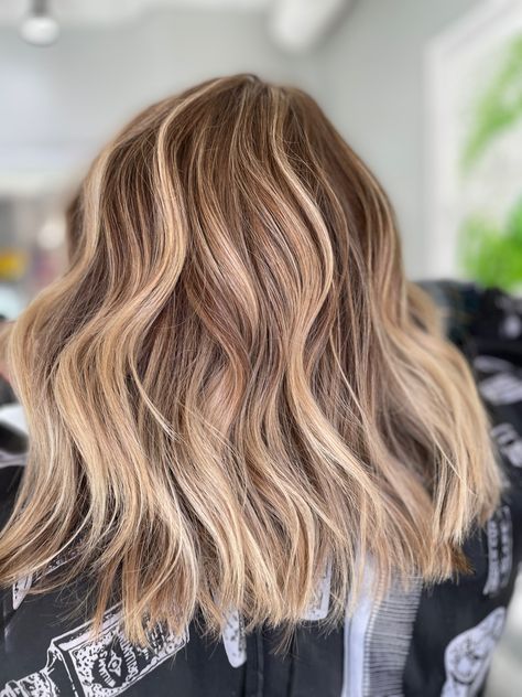 Blonde teasylights with root shadow. #caramelhaircolour #denverhairsalon #denverhairstylist #rootshadow #rootmelt Partial Foil Balayage, Foilage Balayage Blonde, Partial Blonde Balayage On Brown Hair, Highlights With Root Melt, Foilage Balayage Brunette, Partial Balayage Blonde, Foilage Balayage, Highlights Dimensional, Blonde Caramel Highlights