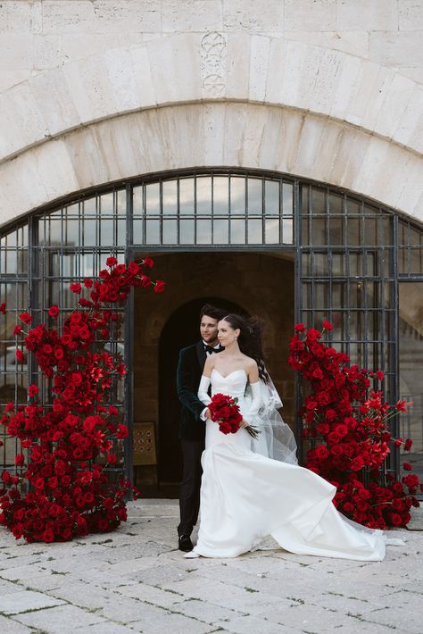 The floral arch made of red roses expresses the romantic and poetical feelings for the wedding day Classic Red Rose Wedding, Red Rose Wedding Altar, Red Roses Aesthetic Wedding, Red Flower Arch Wedding, Red Roses Decoration Wedding, Red Roses Arch, Red Roses And Candles Wedding, Red Ceremony Decor, Red Roses Wedding Ceremony