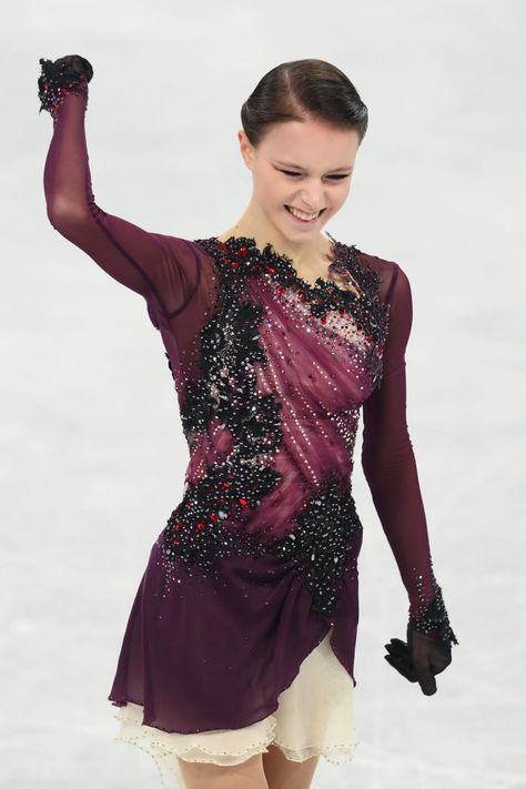 (1) anna shcherbakova — wyszukiwarka Twittera / Twitter Figure Skating Olympics, Master And Margarita, Athletic Aesthetic, Classy Short Dresses, Figure Skating Outfits, Russian Figure Skater, Beijing Olympics, Anna Shcherbakova, Skating Outfits