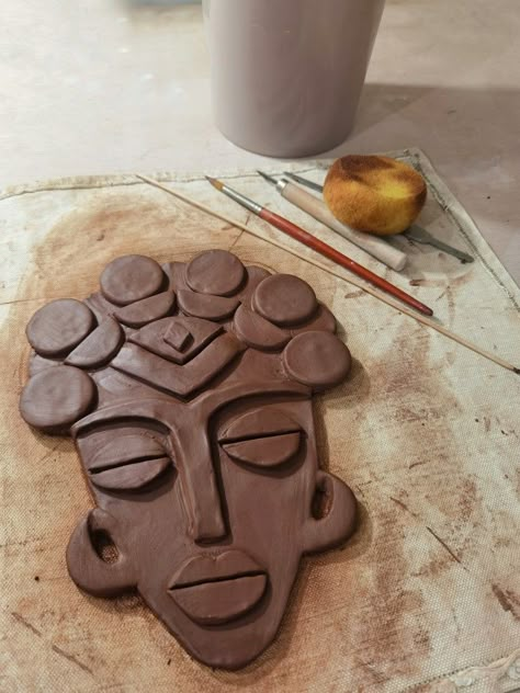 Ceramics Face Mask, African Clay Art, Pottery Masks Clay Faces, Ceramic Face Mask, Ceramic Masks Ideas, Mask Ceramic, Face Pottery, Ceramic Masks, Ceramic Faces