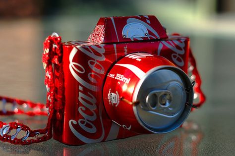 It's the real thing, Coke is, that's the way it should be, what the world wants to see . . . ❤ Lon Bia, Soda Can Art, Soda Can Crafts, Hantverk Diy, Always Coca Cola, Aluminum Can Crafts, Coca Cola Can, Coke Cola, Aluminum Cans