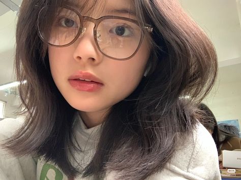 Ulzzang Glasses, Hairstyle For Short Hair, Ulzzang Short Hair, Hairstyle For Short, Glasses Inspiration, Filipino Girl, Beauty Goals, Hair Medium, Uzzlang Girl