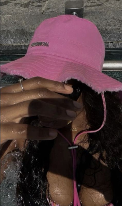 ₊˚ෆ Follow me for more ⟡ visit my boards ₊˚ෆ Bucket Hat Summer Outfit, Bucket Hat Beach Outfit, Aesthetic Bucket Hat, Island Vacation Outfits, Bucket Hat Outfit, Holiday Outfits Summer, Beach Instagram Pictures, Cute Vacation Outfits, Pool Party Outfits