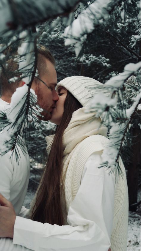 Winter Car Photoshoot, Winter Prenup Photoshoot, Winter Couple Pictures Aesthetic, Cute Couple Pics Christmas, Winter Photoshoot Ideas Indoor, Christmas Light Photoshoot, Winter Couple Photoshoot, Winter Couples Photoshoot, Winter Poses