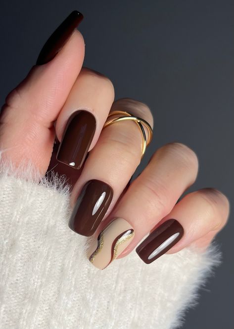 Vernis semi permanent Dark Brown Nail Winter 2024 Trends, Elegant Dark Nails, Dark Colour Nails Designs, Dark Brown Nail Art, White Brown Nails, Brown And Beige Nails, 2024 Autumn Nails, Nails 2024 Fall, Dark Brown Nails Designs