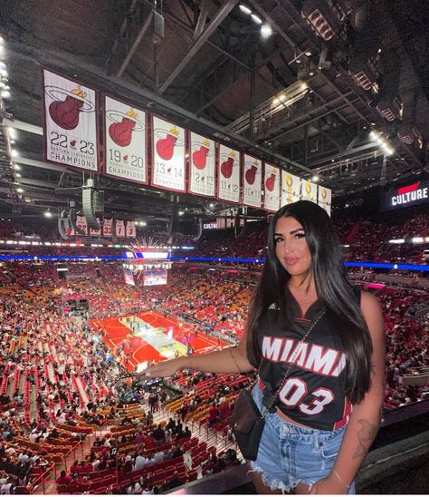 Heat Game Outfit Miami, Miami Heat Outfit Women, U Miami Game Day, Miami Heat Party, Basketball Fits, Outfits Miami, Miami Basketball, Heat Game, Miami Heat Game