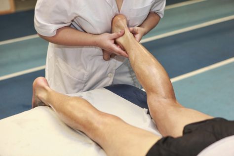 Massage assessment on the table Active Release Technique, Sports Massage Therapy, Knee Strengthening Exercises, How To Strengthen Knees, Sports Therapy, Physical Therapy Exercises, Knee Exercises, Sports Massage, Massage Benefits