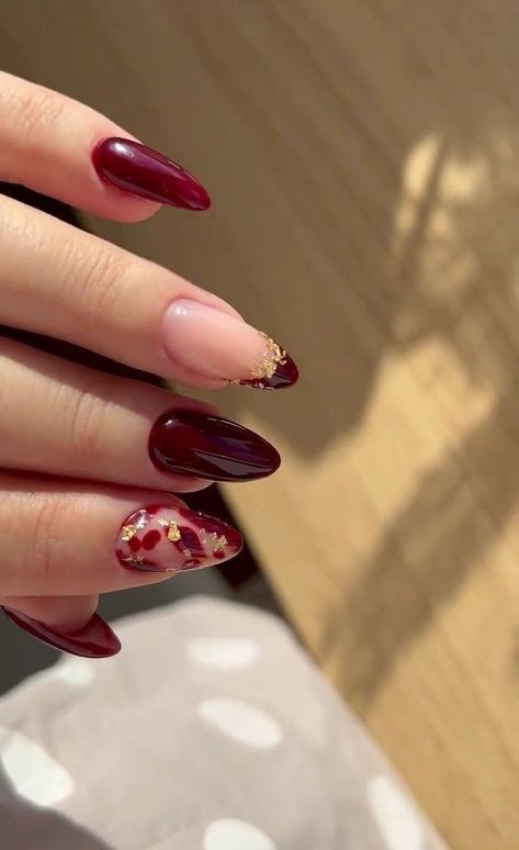 Nails Color Vino, Maroon Nail Designs, Daisy Acrylic Nails, Red And Gold Nails, Quick Nail Art, Quartz Nails, Red Gel Nails, Chic Nail Art, Maroon Nails