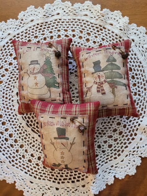 RitasCountryPrims - Etsy Free Primitive Patterns, Primitive Crafts To Make, Primitive Christmas Crafts, Handcrafted Christmas Cards, Primitive Christmas Tree, Christmas Booth, Decorative Bowl Filler, Primitive Pillows, Rustic Vintage Decor