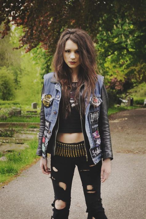 Female Metalhead, Metalhead Girl Outfits, Metal Girl Outfit, Rocker Girl Outfits, Alternative Fashion Punk, Metalhead Fashion, Female Punk, Battle Jackets, Metal Outfit