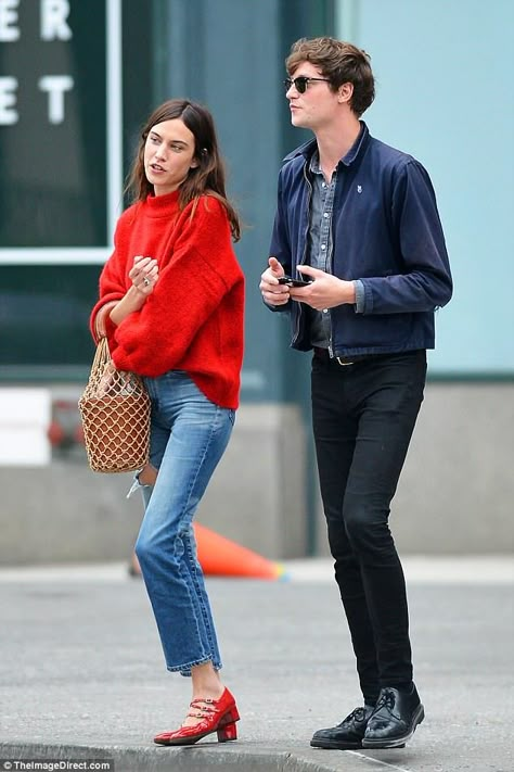 Alexa Chung Street Style, Matt Hitt, Alexa Chung Style, Pullovers Outfit, Style Parisienne, Athleisure Trend, Double Denim, Alex Turner, Alexa Chung