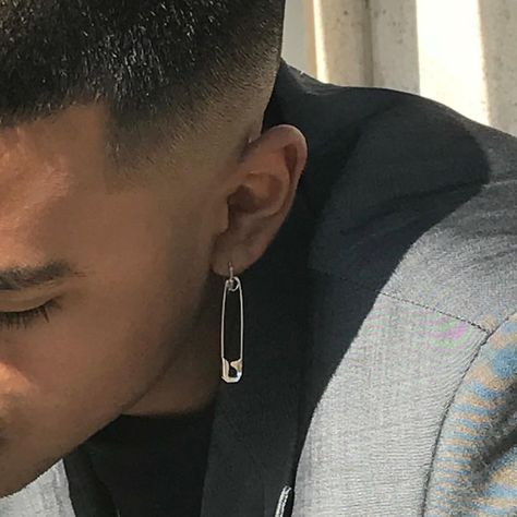 pinterest / scarlettgrams Men's Piercings, Minimalist Ear Cuff, Mens Earrings, Diy Easter Gifts, Earrings Aesthetic, Young Avengers, Leigh Bardugo, Gifts For Girlfriend, Six Of Crows