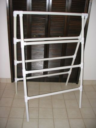 DIY PVC clothes drying rack Pvc Pipe Rack, Diy Clothes Rack Pvc, Diy Lavanderia, Pool Oasis, Pipe Rack, Diy Clothes Rack, Pvc Pipe Crafts, Pvc Pipe Projects, Pvc Projects