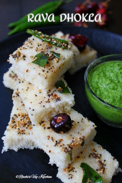 INSTANT RAVA DHOKLA Instant Dhokla Recipe, Rava Dhokla Recipe, Deep Fried Recipes, Vegetarian Platter, Dhokla Recipe, Afternoon Tea Recipes, Monsoon Season, Gujarati Food, Easy Summer Meals