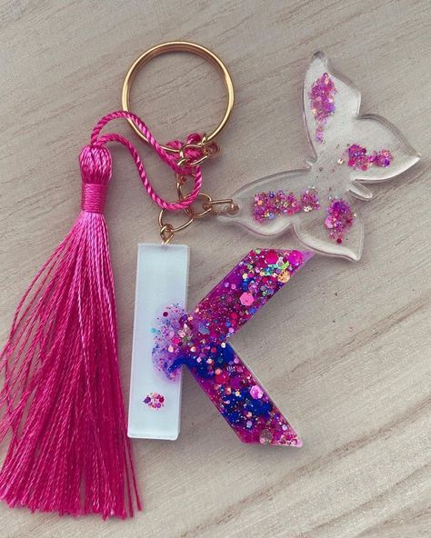 K Keychain, Resin Art Keychain, Resin Key Chains, Diy Resin Keychain, Alphabet Tattoo Designs, Crystal Clear Epoxy Resin, Craft Resin, Letter Art Design, Polymer Clay Gifts